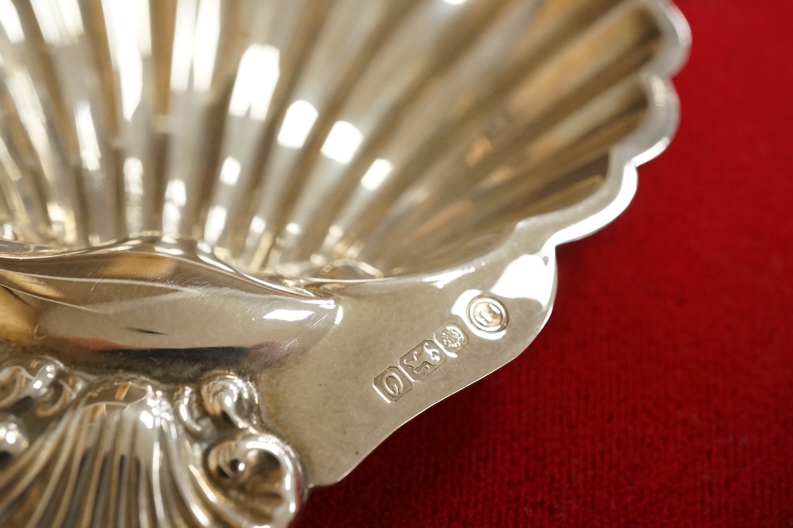 A group of small silver to include a cased modern silver butter shell and knife by Francis Howard Ltd, Sheffield, 1988, a cased set of four late Victorian silver shell salts with four associated plated spoons, a late 196